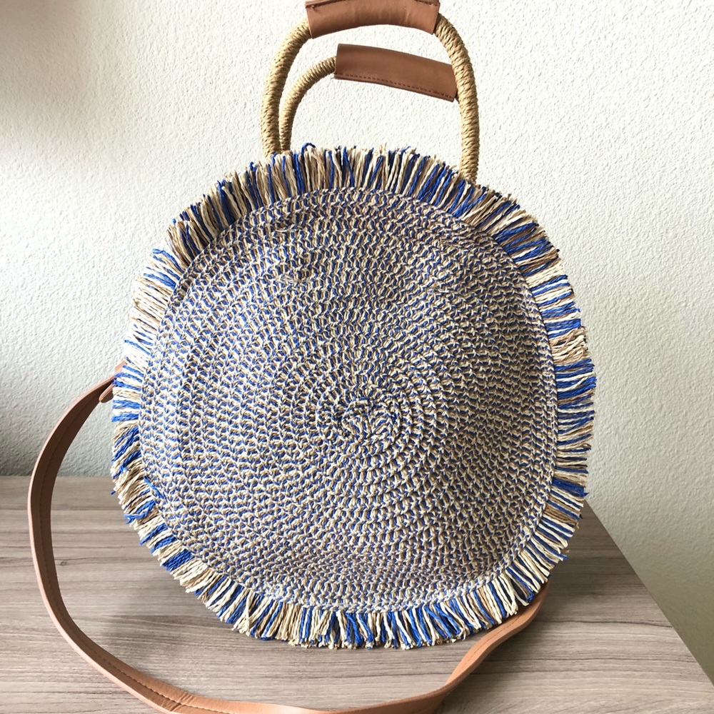 Woven circle shoulder bag